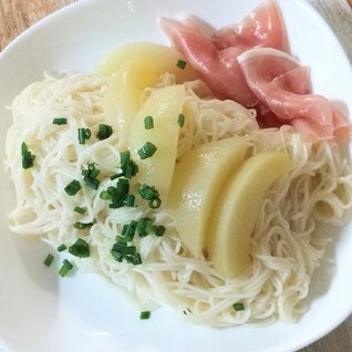 生ハムと桃缶の素麺